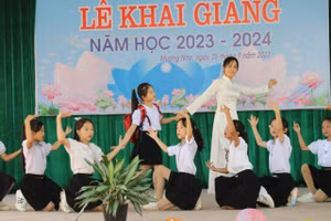 Cô giáo Lò Thị Điệp cùng đám trò nhỏ biểu diễn văn nghệ tại Lễ khai giảng năm học mới.