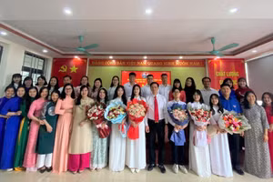 5 học sinh cùng 1 giáo viên Trường THPT Chuyên Lào Cai vừa được kết nạp Đảng.