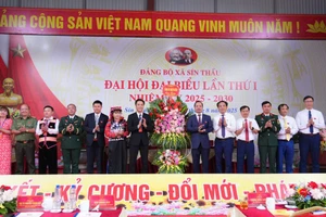 Ông Trần Tiến Dũng - Phó Bí thư Tỉnh ủy Điện Biên (thứ 6 tính từ bên phải) dự chỉ đạo và tặng hoa chúc mừng Đại hội Đảng bộ xã Sín Thầu lần thứ nhất.