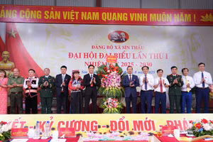 Ông Trần Tiến Dũng - Phó Bí thư Tỉnh ủy Điện Biên (thứ 6 tính từ bên phải) dự chỉ đạo và tặng hoa chúc mừng Đại hội Đảng bộ xã Sín Thầu lần thứ nhất.