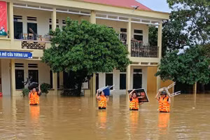 Cán bộ, giáo viên Trường Tiểu học và THCS Minh Chuẩn (xã Tân Lĩnh, Lào Cai) chạy lũ.