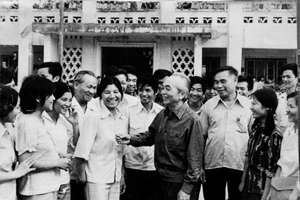 Đại tướng Võ Nguyên Giáp đến thăm và trò chuyện với thầy cô giáo Trường THPT huyện Điện Biên - Tháng 4/1984.