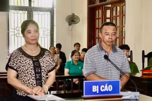 Hai bị cáo Tạ Văn Hải (bên phải ảnh) và Lê Thị Thắm (bên trái ảnh) tại Toàn án nhân dân khu vực 6 - tỉnh Lào Cai.