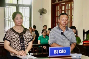 Hai bị cáo Tạ Văn Hải (bên phải ảnh) và Lê Thị Thắm (bên trái ảnh) tại Toàn án nhân dân khu vực 6 - tỉnh Lào Cai.