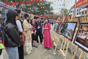 Đông đảo du khách trong và ngoài nước tham quan, nghe giới thiệu về đất nước, con người Việt Nam và mảnh đất Điện Biên trong không gian triển lãm.