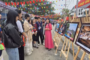 Đông đảo du khách trong và ngoài nước tham quan, nghe giới thiệu về đất nước, con người Việt Nam và mảnh đất Điện Biên trong không gian triển lãm.