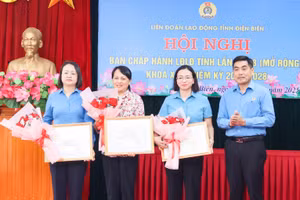 Ông Tẩn Minh Long (ngoài cùng bên phải) trao Bằng khen cho các tập thể, cá nhân.
