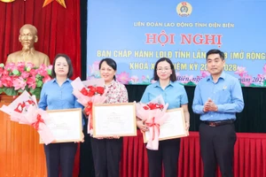 Ông Tẩn Minh Long (ngoài cùng bên phải) trao Bằng khen cho các tập thể, cá nhân.