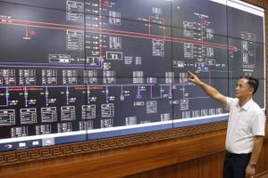 Cán bộ Điện lực đang giới thiệu hệ thống quản lý công tơ điện số hóa, góp phần nâng cao hiệu quả giám sát, vận hành và quản lý điện năng.