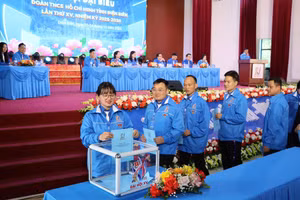 Các đại biểu bỏ phiếu bầu BCH khóa mới.