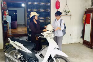 Mẹ con Khánh Ly rời nhà đến trường thi.