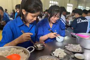 Một bữa ăn của học sinh trường PTDTNT THPT Tủa Chùa.