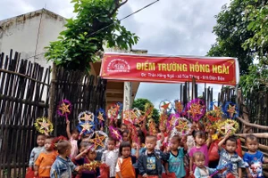 Học sinh điểm trường Hồng Ngài, Trường Mầm non Huổi Só, xã Tủa Thàng lần đầu đón Tết Trung Thu cùng những phần quà đầy ý nghĩa từ Báo Giáo dục và Thời đại cùng nhóm thiện nguyện Hoa Hoàng.