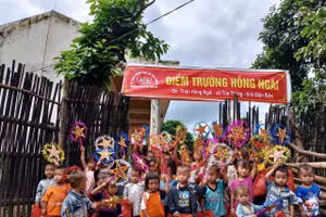 Học sinh điểm trường Hồng Ngài, Trường Mầm non Huổi Só, xã Tủa Thàng lần đầu đón Tết Trung Thu cùng những phần quà đầy ý nghĩa từ Báo Giáo dục và Thời đại cùng nhóm thiện nguyện Hoa Hoàng.