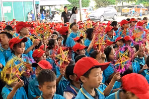 Học sinh Trường PTDTBT Tiểu học Xá Nhè, xã Sáng Nhè, tỉnh Điện Biên vui Tết Trung thu.
