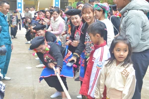 Nhân dân thi kéo co.