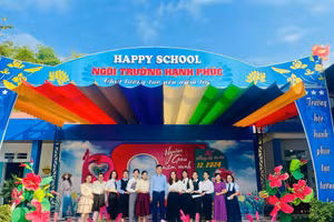 Tập thể sư phạm nhà trường chụp ảnh lưu niệm cùng lãnh đạo Phòng GD&ĐT huyện Điện Biên.