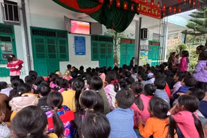 Học sinh vùng cao Điện Biên sau giờ tan học.