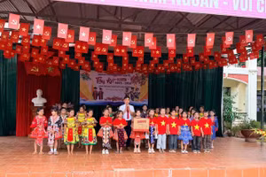 Đại diện BGH nhà trường tặng quà động viên đội văn nghệ.