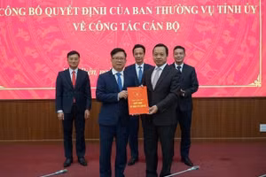 Ông Trần Tiến Dũng, Bí thư Tỉnh ủy Điện Biên (bên phải) trao quyết định và chúc mừng ông Phạm Đức Toàn được tin tưởng giao nhiệm vụ mới.