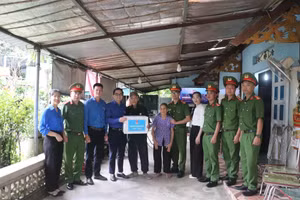 Tuổi trẻ Điện Biên tổ chức thăm, tặng quà thân nhân liệt sĩ, thương binh, bệnh binh trên địa bàn.