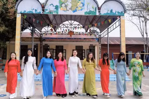 Giáo viên nhà trường hưởng ứng Tuần lễ áo dài.