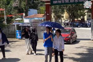 Thí sinh đến trường thi được hỗ trợ bởi lực lượng tình nguyện viên.