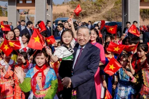 Tổng Bí thư Tô Lâm cùng học sinh trường Tiểu học - THCS Si Pa Phìn, tỉnh Điện Biên.