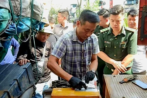 Lực lượng chức năng kiểm tra, phát hiện 15 khối kim loại trắng được cài cắm trên xe đầu kéo.
