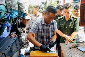 Lực lượng chức năng kiểm tra, phát hiện 15 khối kim loại trắng được cài cắm trên xe đầu kéo.