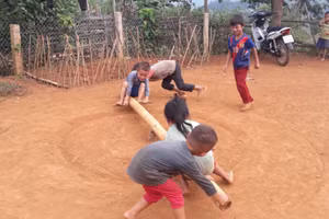 Một buổi vui chơi của học sinh trường PTDTBT Tiểu học Huổi Lếch, tỉnh Điện Biên.