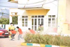 Thực hành tình huống giả định sơ tán khỏi đám cháy.