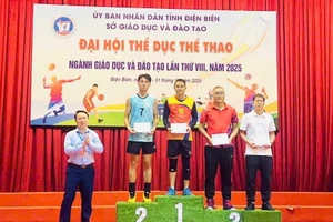 Thầy giáo Lê Thanh Hải đại diện cho đội tuyển bóng chuyền nam nhận giải tại Đại hội thể dục thể thao ngành GD&ĐT Điện Biên năm 2025. (Ảnh: Trường PTDTNT THPT Mường Nhé).