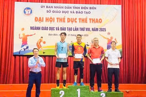 Thầy giáo Lê Thanh Hải đại diện cho đội tuyển bóng chuyền nam nhận giải tại Đại hội thể dục thể thao ngành GD&ĐT Điện Biên năm 2025. (Ảnh: Trường PTDTNT THPT Mường Nhé).