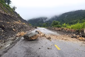 Đá lăn trên Quốc lộ 12 đoạn qua phường Mường Lay, tỉnh Điện Biên.