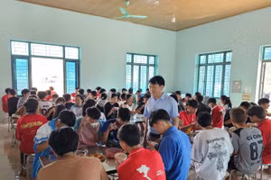 Ông Nguyễn Văn Tập kiểm tra bữa ăn của học sinh.