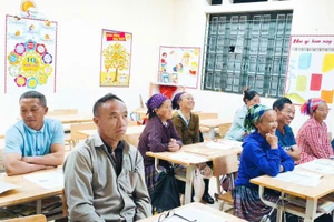Một buổi học tiếng nói và chữ viết "xóa mù" của các học viên dân tộc Mông tại xã Si Ma Cai.