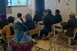 100% học viên tại lớp xóa mù chữ được tổ chức tại Trường THCS Sín Chéng là người dân tộc Mông. 