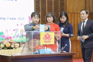 Các đại biểu bỏ phiếu bầu cử các chức danh lãnh đạo.