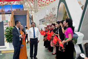 Ông Trần Hải Hà - Phó Giám đốc Sở VHTT&DL tỉnh Điện Biên (ngoài cùng bên trái) giới thiệu với ông Trần Quốc Cường - Bí thư Tỉnh ủy Điện Biên (áo trắng đứng giữa) một số nét tại gian trưng bày của địa phương.