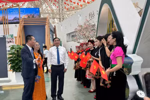 Ông Trần Hải Hà - Phó Giám đốc Sở VHTT&DL tỉnh Điện Biên (ngoài cùng bên trái) giới thiệu với ông Trần Quốc Cường - Bí thư Tỉnh ủy Điện Biên (áo trắng đứng giữa) một số nét tại gian trưng bày của địa phương.