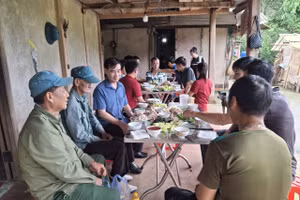 "Bữa cơm yêu thương” được cán bộ xã Sín Thầu tổ chức tại gia đình ông Sừng Gia Tư - anh trai của liệt sĩ Sừng Lù Ky.