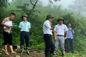 Lãnh đạo xã Sính Phình kiểm tra, chỉ đạo phòng chống thiên tai.