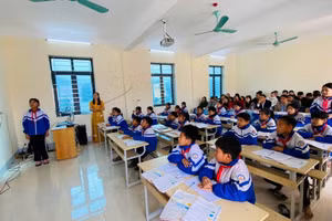 Tiết học của cô trò Trường PTDTBT Tiểu học Mường Toong số 1.