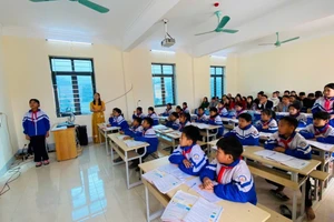 Tiết học của cô trò Trường PTDTBT Tiểu học Mường Toong số 1.