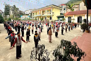 Bài tập thể dục giữa giờ đông vui trên sân Trường PTDTBT TH Hoàng Liên sáng nay 23/12.