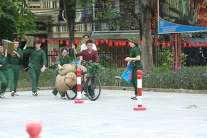 Học sinh hai nước tham gia trải nghiệm “Chúng tôi là chiến sĩ Điện Biên” tại Bảo tàng Chiến thắng lịch sử Điện Biên Phủ.