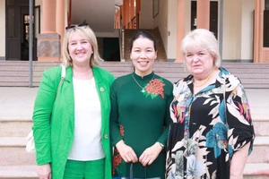 Cô Bùi Thị Anh - Hiệu trưởng Trường THPT Chuyên Lê Quý Đôn (đứng giữa) chụp ảnh lưu niệm cùng thành viên đoàn công tác thành phố Saint Petersburg.