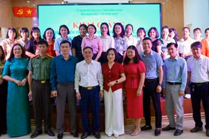 Các đại biểu cùng học viên chụp ảnh lưu niệm tại Lễ khai giảng.