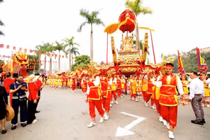 Kiệu được rước tới trước sân Đền Thượng.